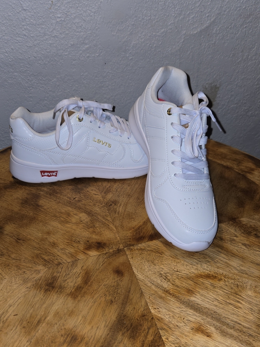 NWOT Women's Levi's Sneakers In Size 8.5